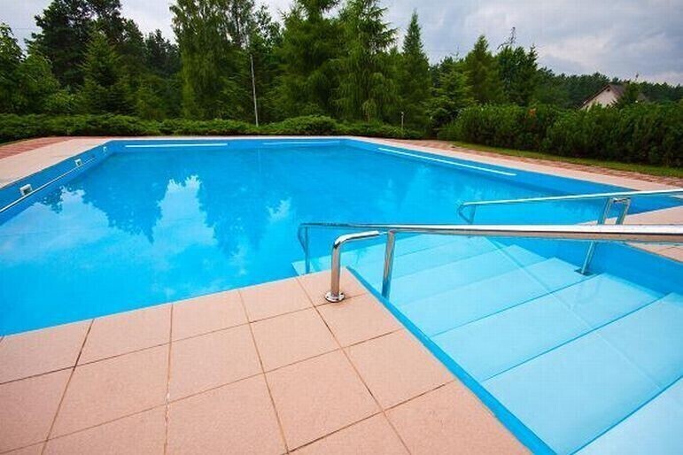 Mieszkańcy mogą się ochłodzić w basenie odkrytym