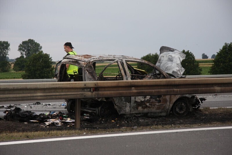 Zdjęcie 2: Wypadek na A1. Matiz stanął w płomieniach [ZDJĘCIA]