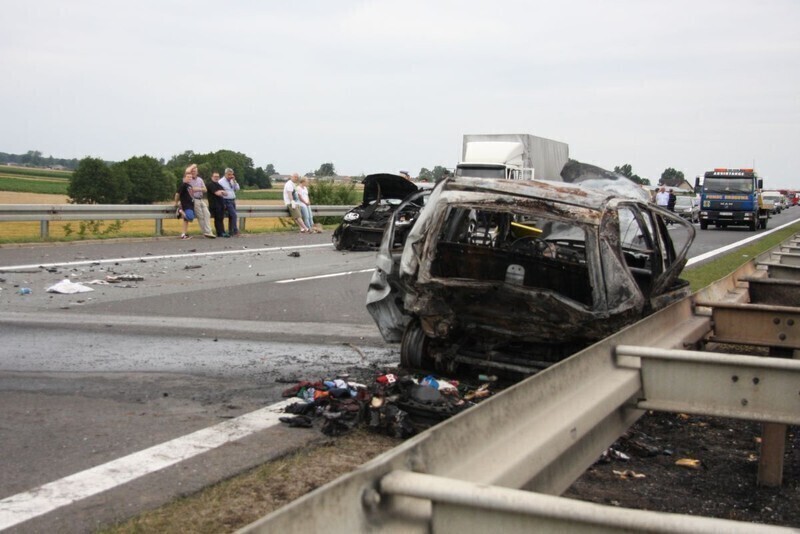 Zdjęcie 3: Wypadek na A1. Matiz stanął w płomieniach [ZDJĘCIA]