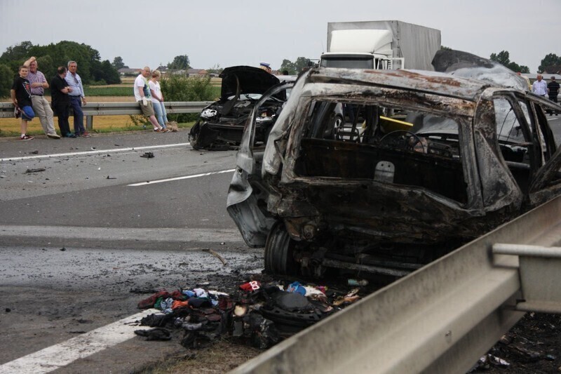 Zdjęcie 4: Wypadek na A1. Matiz stanął w płomieniach [ZDJĘCIA]