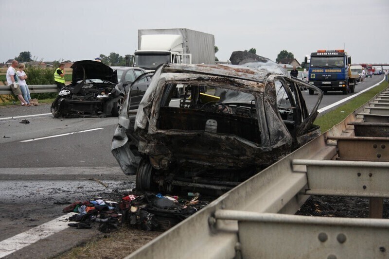 Zdjęcie 6: Wypadek na A1. Matiz stanął w płomieniach [ZDJĘCIA]