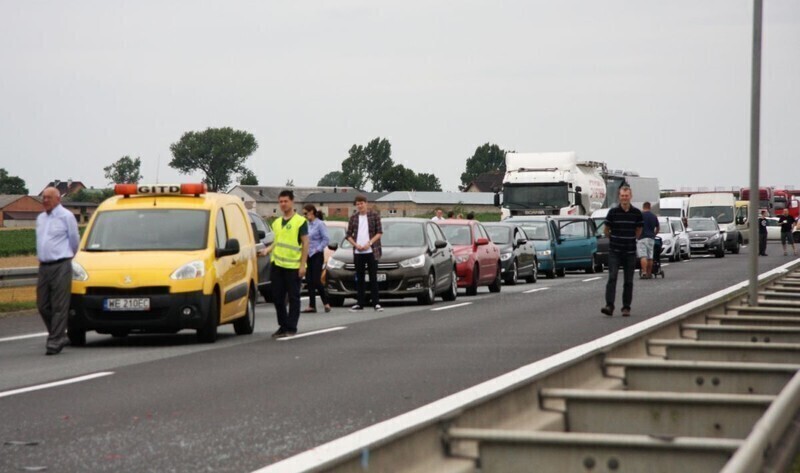 Zdjęcie 10: Wypadek na A1. Matiz stanął w płomieniach [ZDJĘCIA]