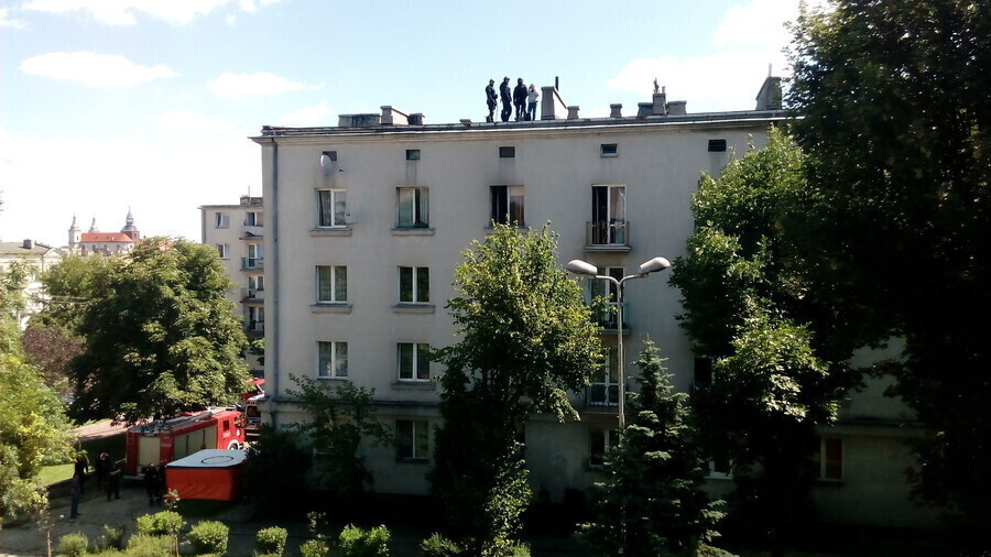 Mężczyzna próbował wyskoczyć z okna video - aktualizacja