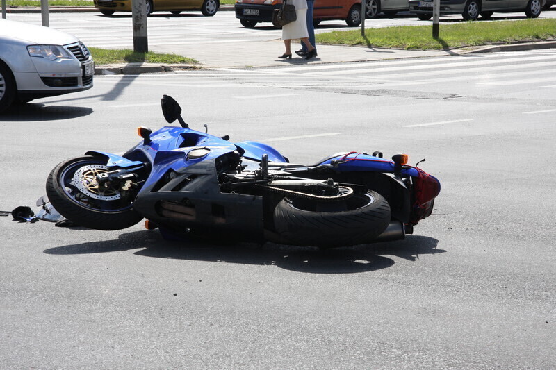 Zdjęcie 3: Wypadek z udziałem motocyklisty