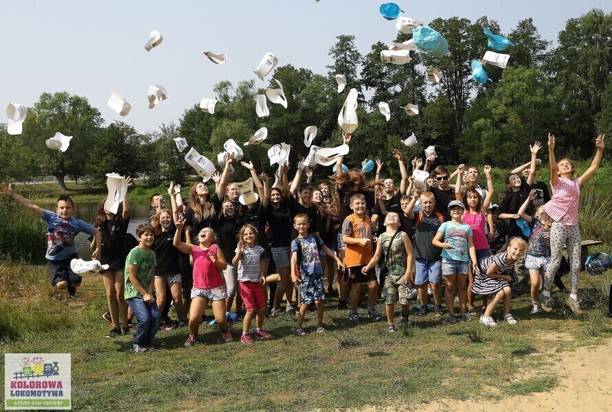 Zdjęcie 1: Barwnie, radośnie i kreatywnie, czyli Kolorowa Lokomotywa na półmetku