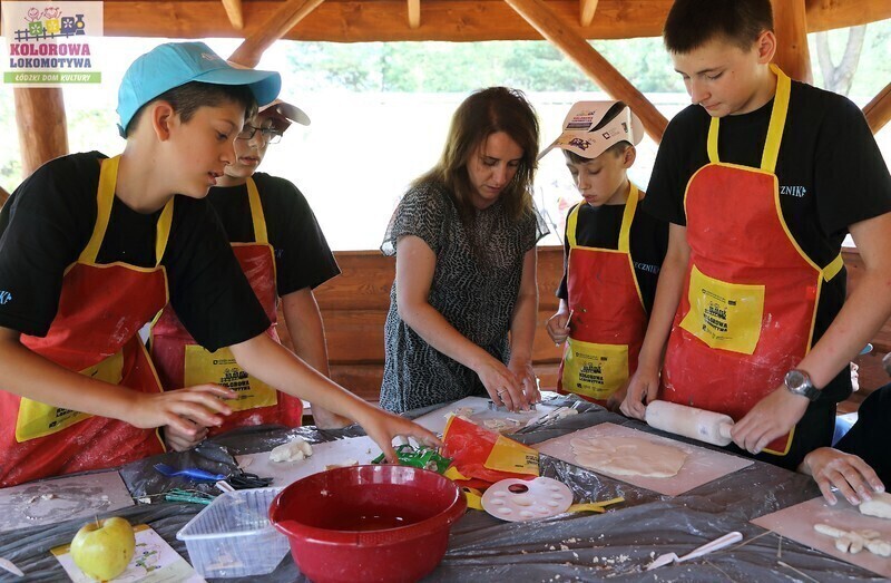 Zdjęcie 13: Barwnie, radośnie i kreatywnie, czyli Kolorowa Lokomotywa na półmetku