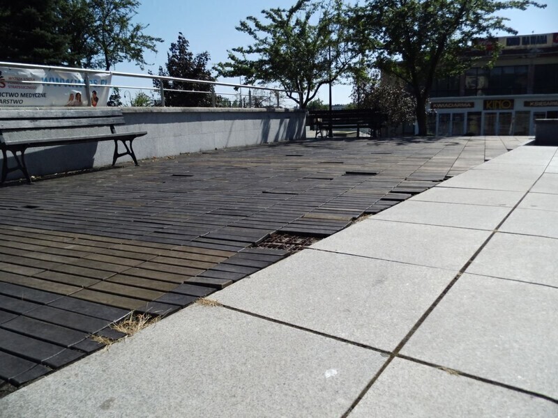 Zdjęcie 2: Sypie się podest przy piotrkowskiej fontannie 