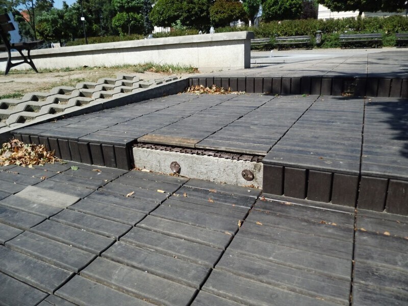 Zdjęcie 3: Sypie się podest przy piotrkowskiej fontannie 