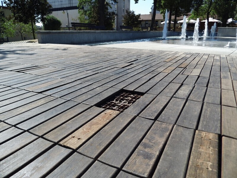 Zdjęcie 5: Sypie się podest przy piotrkowskiej fontannie 