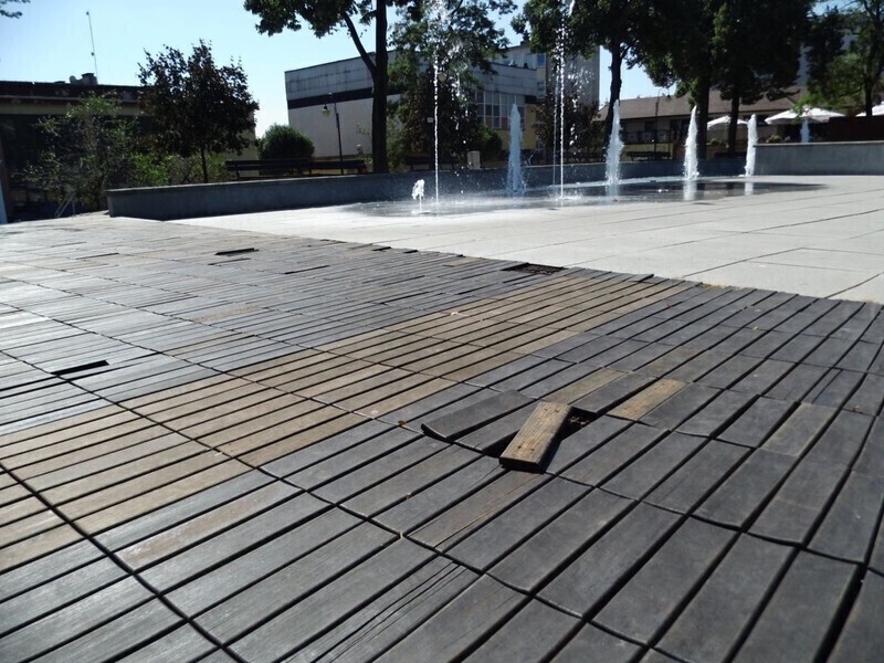 Zdjęcie 6: Sypie się podest przy piotrkowskiej fontannie 