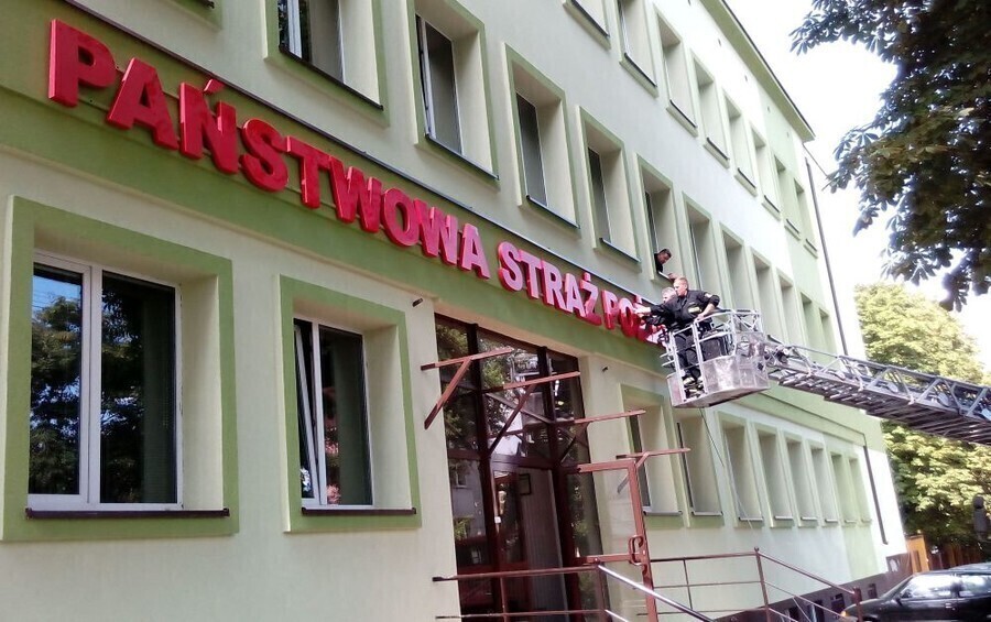 Zdjęcie 1: Strażacy mocowali napis na Komendzie 