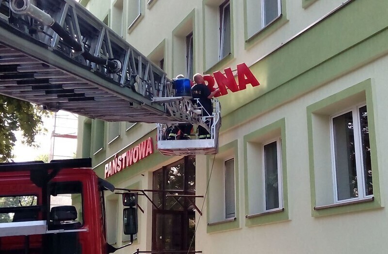 Zdjęcie 2: Strażacy mocowali napis na Komendzie 
