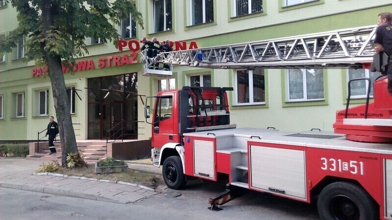 Zdjęcie 3: Strażacy mocowali napis na Komendzie 