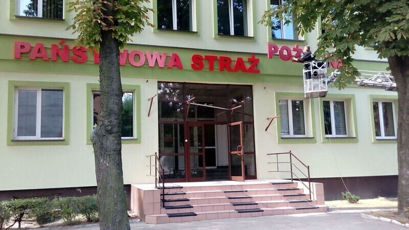Zdjęcie 4: Strażacy mocowali napis na Komendzie 