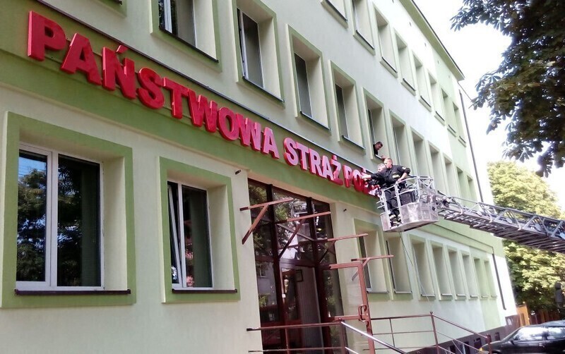 Zdjęcie 5: Strażacy mocowali napis na Komendzie 