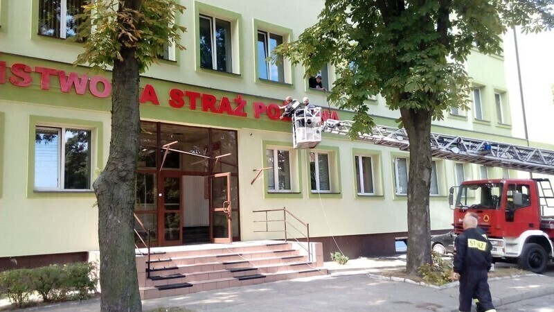 Zdjęcie 6: Strażacy mocowali napis na Komendzie 