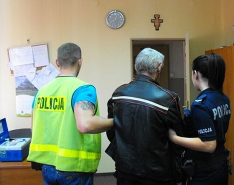 Uderzył kolegę w tył głowy... siekierą