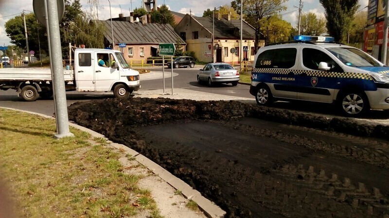 Zdjęcie 4: Śmierdzące odpady wylały się na jezdnię 