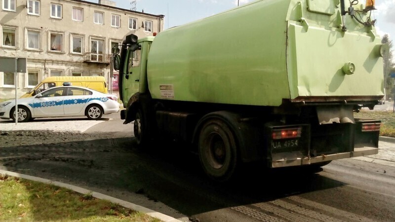 Zdjęcie 6: Śmierdzące odpady wylały się na jezdnię 