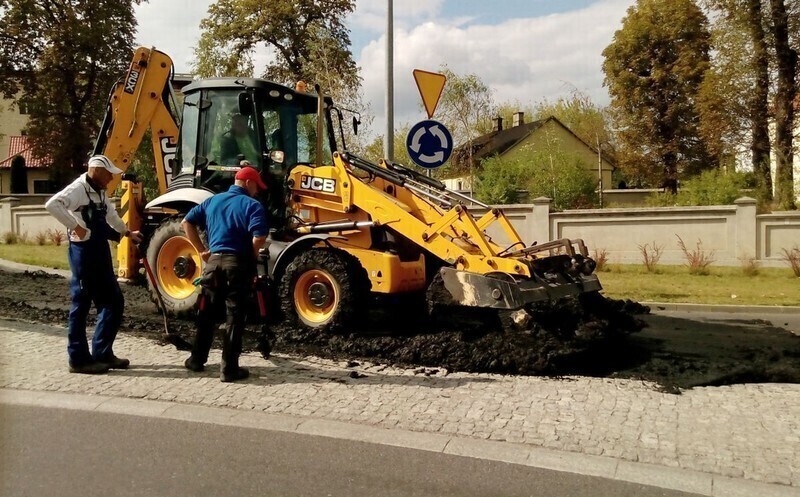 Zdjęcie 7: Śmierdzące odpady wylały się na jezdnię 