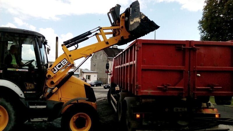 Zdjęcie 9: Śmierdzące odpady wylały się na jezdnię 