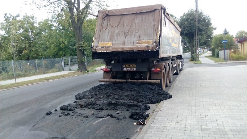 Zdjęcie 10: Śmierdzące odpady wylały się na jezdnię 