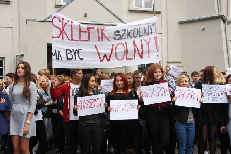 Zdjęcie 2: Krzysztof Krawczyk też jadł pączki! Piotrkowska młodzież daje rządowi czarną kartkę