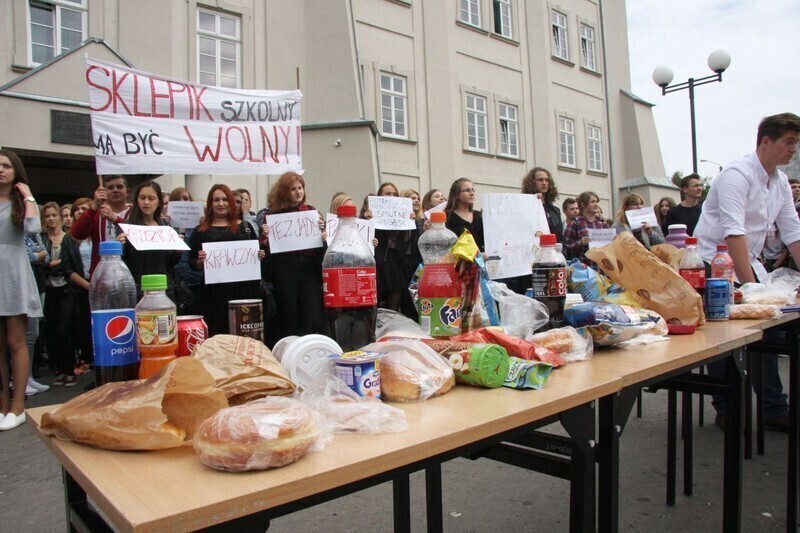 Zdjęcie 3: Krzysztof Krawczyk też jadł pączki! Piotrkowska młodzież daje rządowi czarną kartkę