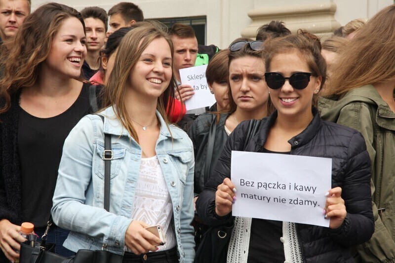Zdjęcie 4: Krzysztof Krawczyk też jadł pączki! Piotrkowska młodzież daje rządowi czarną kartkę