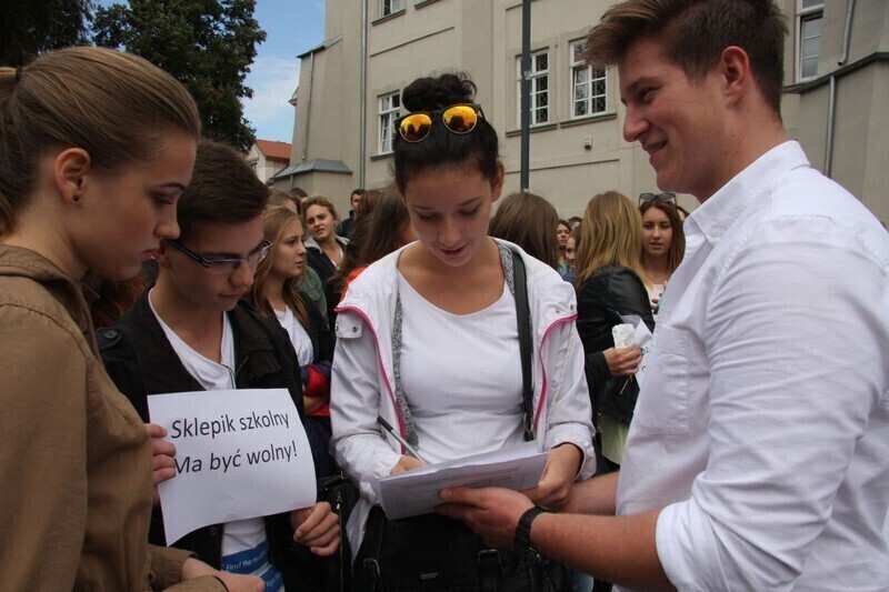 Zdjęcie 7: Krzysztof Krawczyk też jadł pączki! Piotrkowska młodzież daje rządowi czarną kartkę