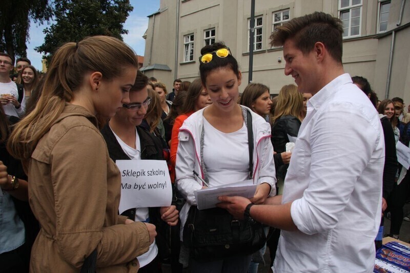 Zdjęcie 8: Krzysztof Krawczyk też jadł pączki! Piotrkowska młodzież daje rządowi czarną kartkę