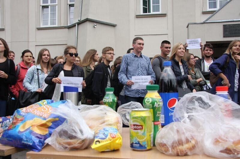 Zdjęcie 9: Krzysztof Krawczyk też jadł pączki! Piotrkowska młodzież daje rządowi czarną kartkę