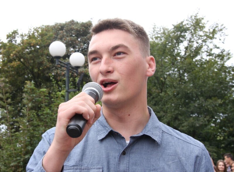 Zdjęcie 12: Krzysztof Krawczyk też jadł pączki! Piotrkowska młodzież daje rządowi czarną kartkę