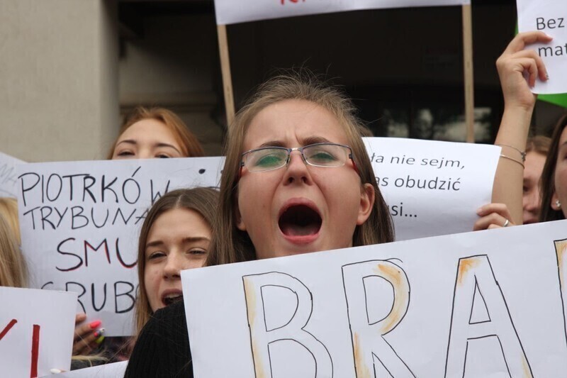 Zdjęcie 13: Krzysztof Krawczyk też jadł pączki! Piotrkowska młodzież daje rządowi czarną kartkę