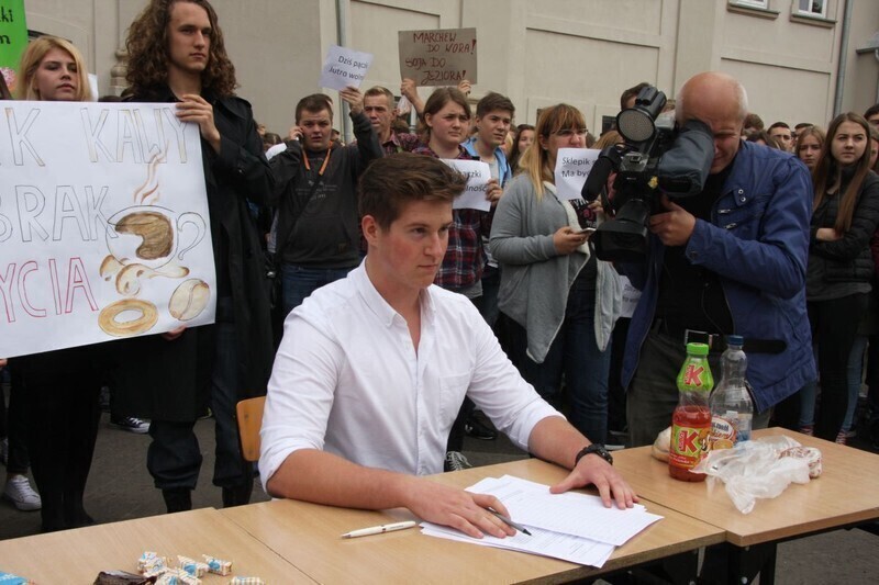 Zdjęcie 14: Krzysztof Krawczyk też jadł pączki! Piotrkowska młodzież daje rządowi czarną kartkę