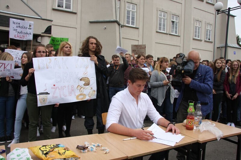 Zdjęcie 15: Krzysztof Krawczyk też jadł pączki! Piotrkowska młodzież daje rządowi czarną kartkę