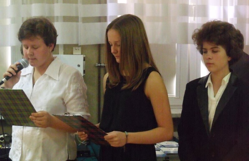 Zdjęcie 2: Uczniowie przywitali relikwie 