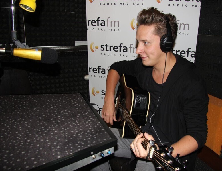Zdjęcie 2: Antek Smykiewicz w studiu Strefy FM