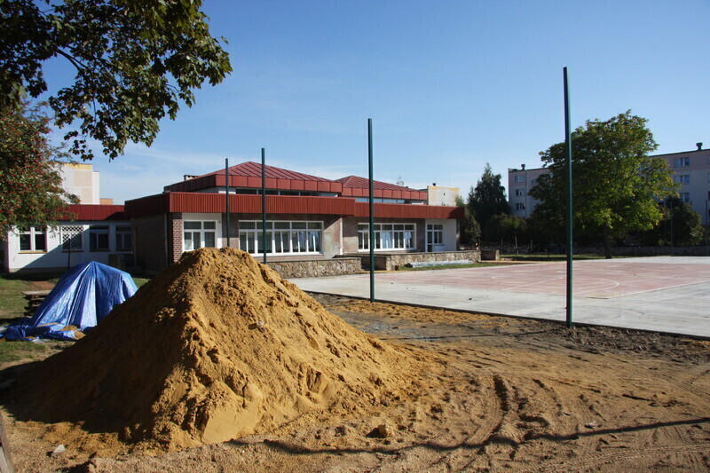 Zdjęcie 2: Budują boisko przy SP nr 2