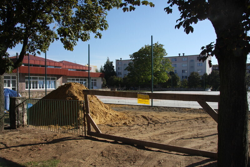 Zdjęcie 3: Budują boisko przy SP nr 2