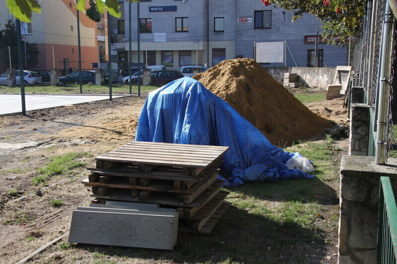 Zdjęcie 4: Budują boisko przy SP nr 2
