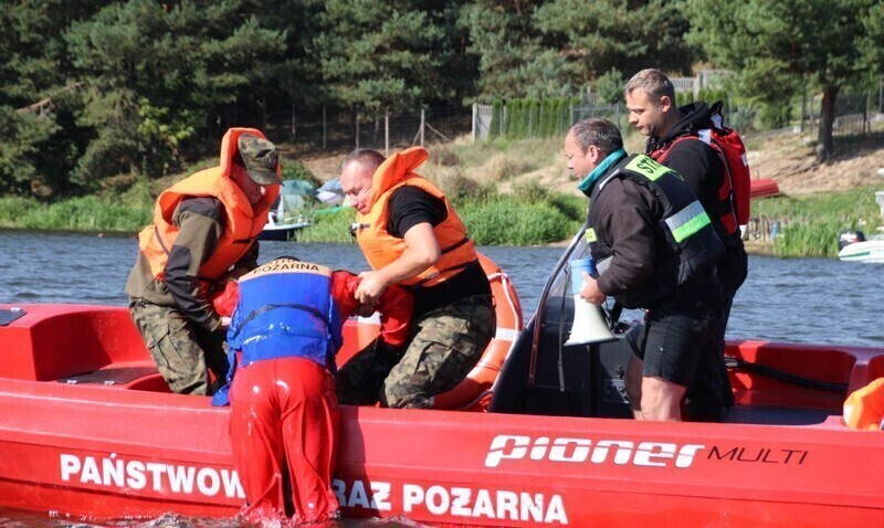 Zdjęcie 10: Rybacka i pożarna ćwiczyły na Zalewie 