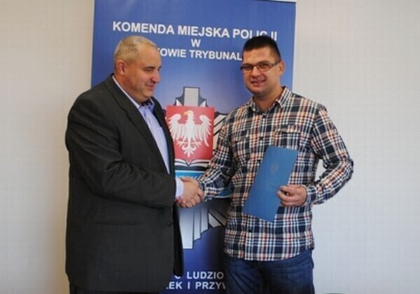 Zatrzymał pijanego kierowcę. Przyjął gratulacje od policjantów