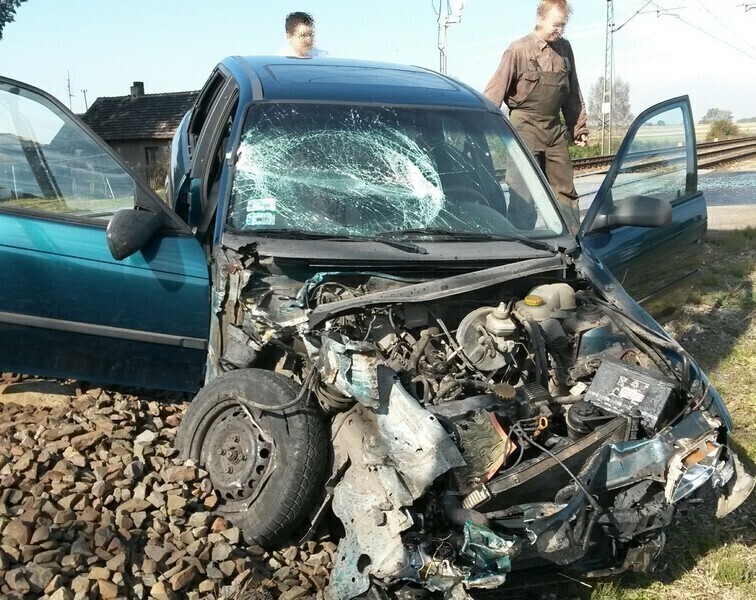 Pociąg uderzył w samochód osobowy