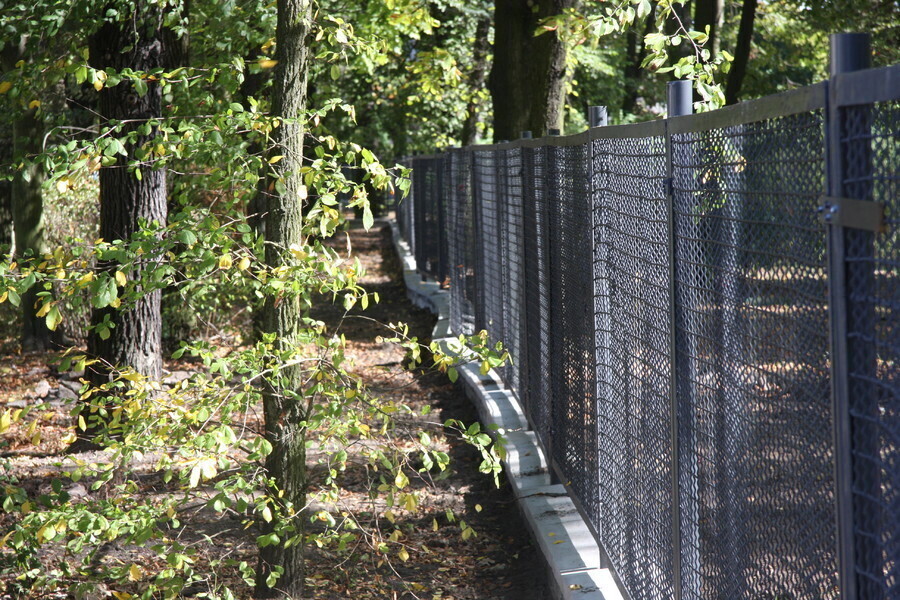Falujące ogrodzenie w parku Poniatowskiego