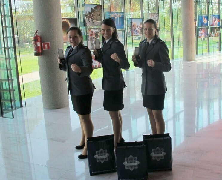 Zdjęcie 2: Mistrzyni taekwon-do nosi mundur 