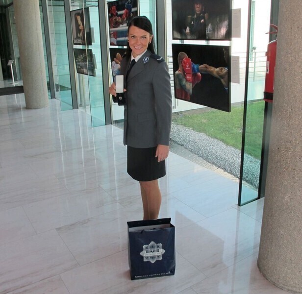 Zdjęcie 3: Mistrzyni taekwon-do nosi mundur 