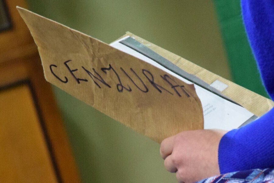 Zdjęcie 1: W Gimnazjum nr 4 czytają... zakazane książki 