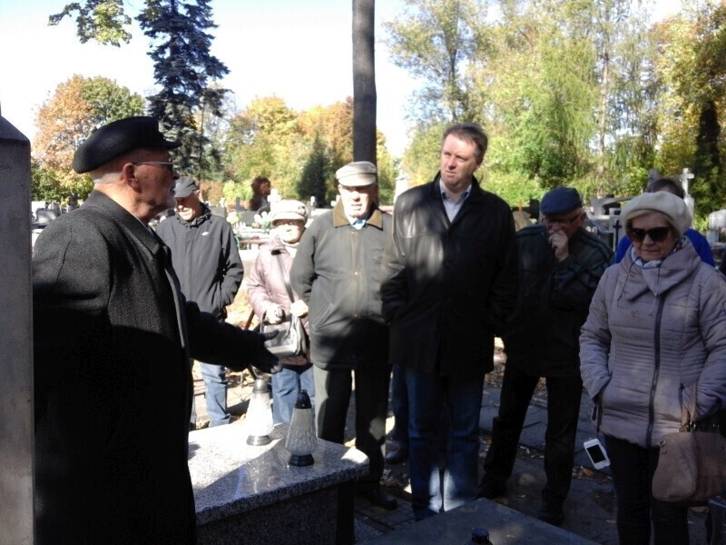Zdjęcie 1: Spacer po Piotrkowskich Powązkach