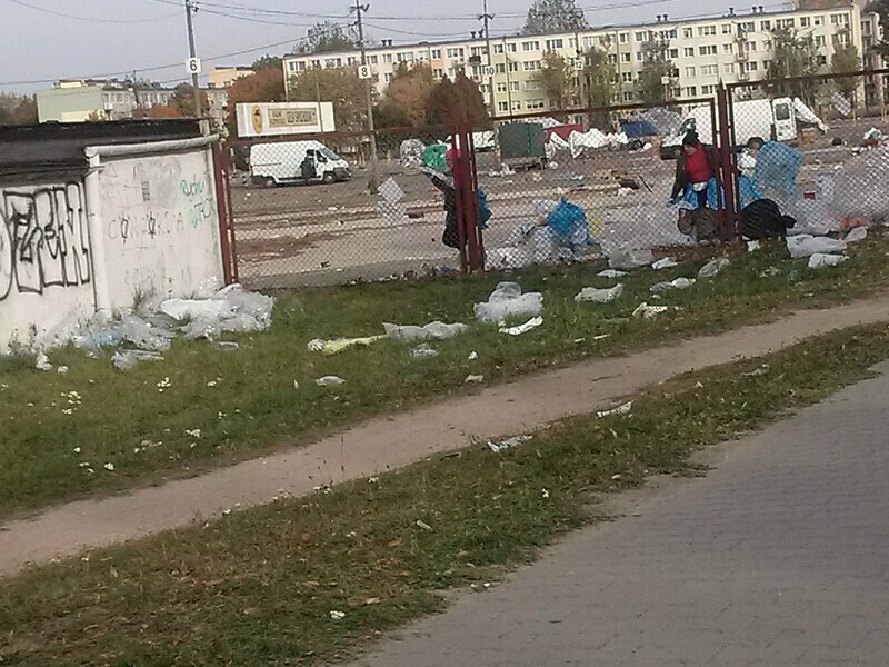 Zdjęcie 1: Śmietnisko po niedzielnym targowisku